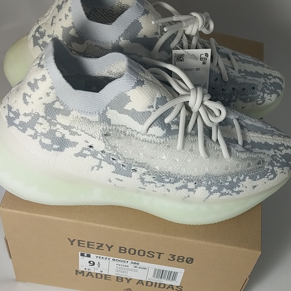 yeezy alien looking shoes